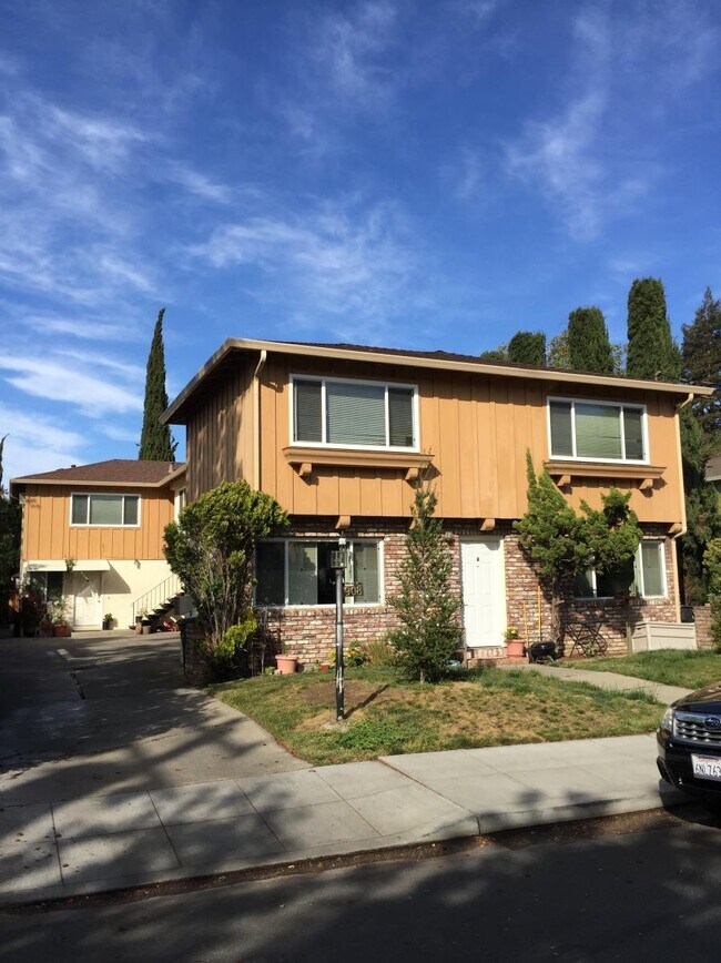 Building Photo - 908 Arbor Rd