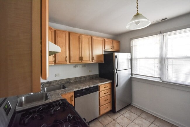 Building Photo - 3055 N Racine Ave