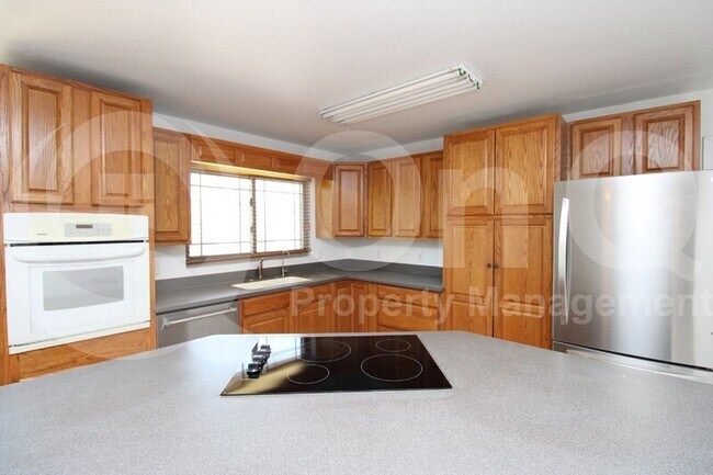 Building Photo - 320 W Nopal Pl