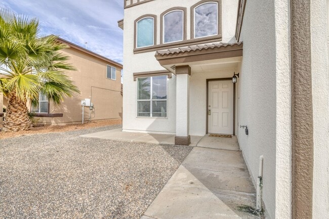 Building Photo - Beautiful House 4 bed/2 baths in Northeast...