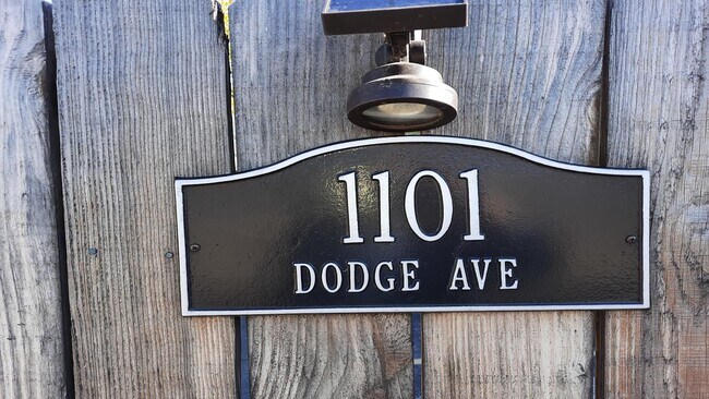 Foto del edificio - Elevate Your Lifestyle, Stunning 3-Bedroom Loft in Evanston