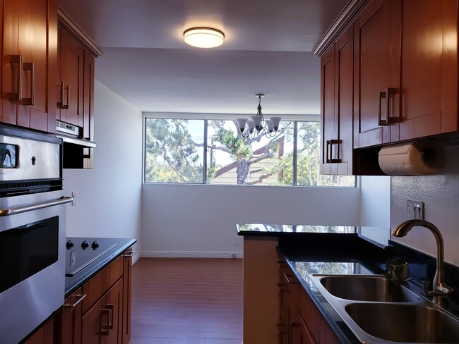 Building Photo - 6050 Canterbury Dr