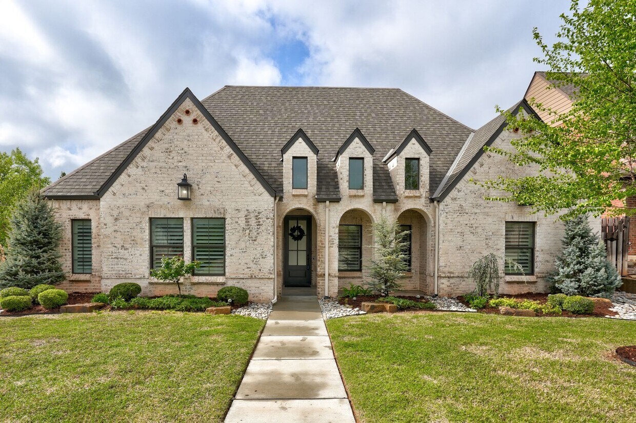 Primary Photo - Furnished Luxury Home in Edmond