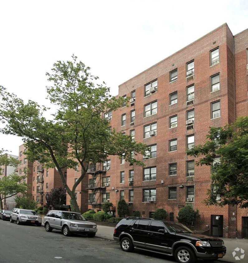 Building Photo - 200 E 17th St