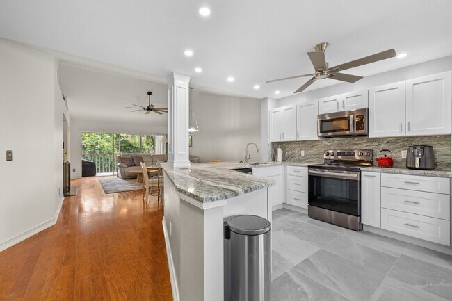 Building Photo - Sapphire lakes - 2 bedroom fully furnished condo