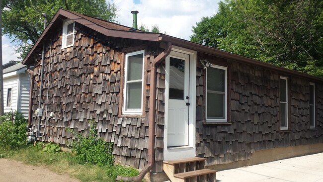 Nice Cottage in middle of Iowa City - 1117 S 1st Ave