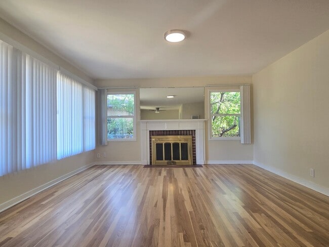 Building Photo - Cute Single Family Home with Large Bonus R...