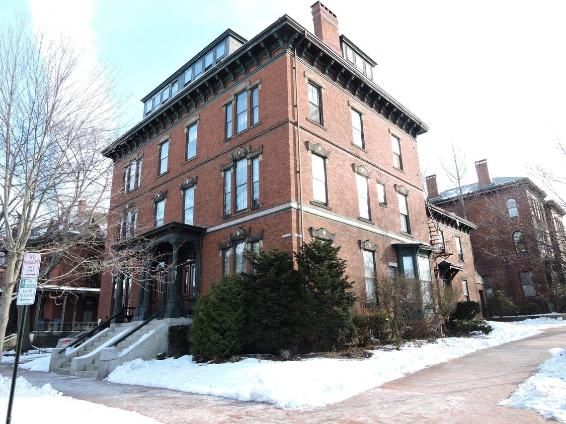 Primary Photo - 32 Deering St