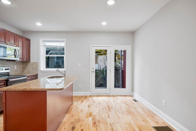 Building Photo - ???Stunning 3 Bd, 2 Bath Completely Uodate...
