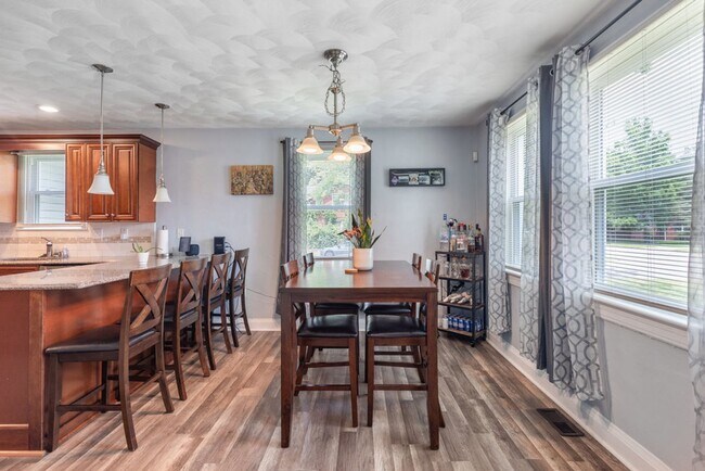Foto del edificio - Welcome to this beautifully maintained 4-b...