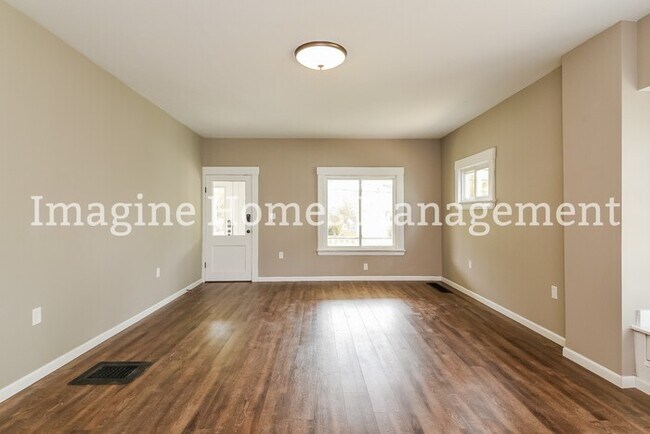 Foto del edificio - Freshly Remodeled 3 Bedroom Duplex in Lake...