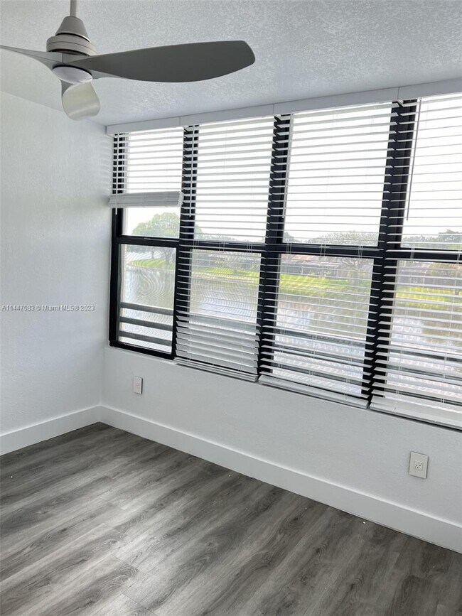 Foto del edificio - 1236 N Hiatus Rd