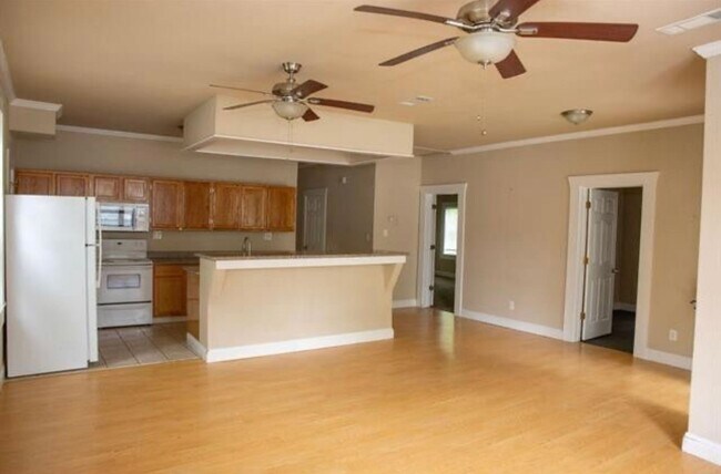 Building Photo - Spacious and Cute!!