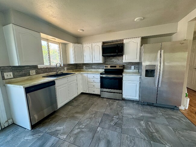 Building Photo - 8881 S 400 E