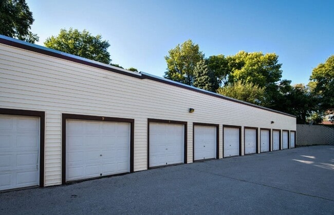 Building Photo - Large one bedroom with amazing vaulted cei...