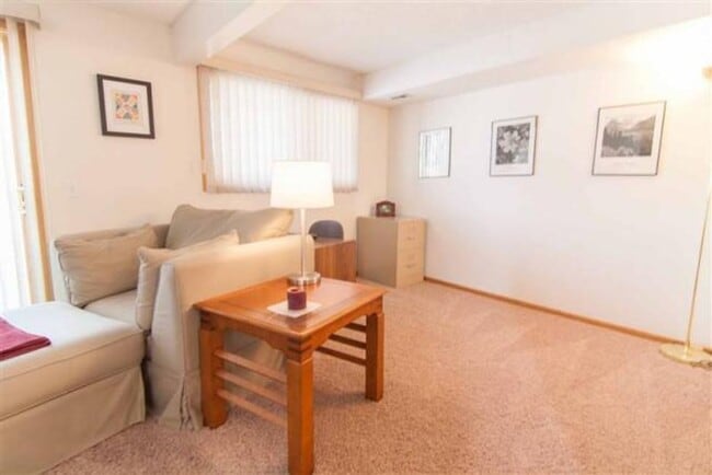 Building Photo - Checkout This 2bed 2bath Townhome in Bloomington!