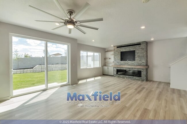 Building Photo - Saratoga Springs 5BD - 3.5BTH - 2GAR