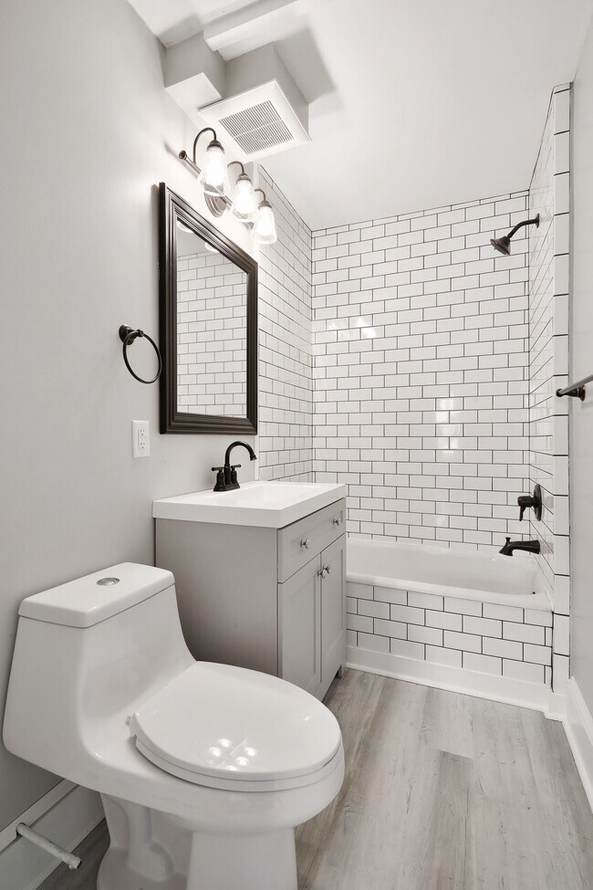 Flamante elegante baño. - 1846 Carroll Ave
