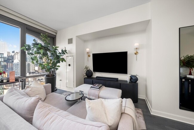 Building Photo - 164 N Peoria St