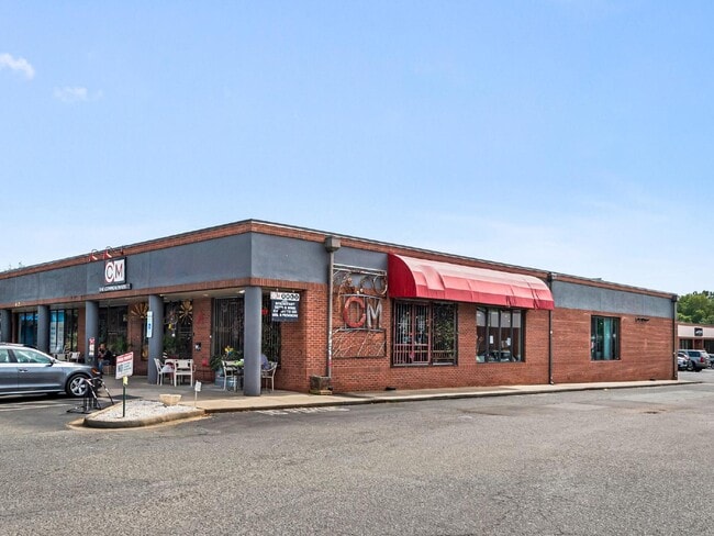 Building Photo - End unit townhome just minutes from uptown!!