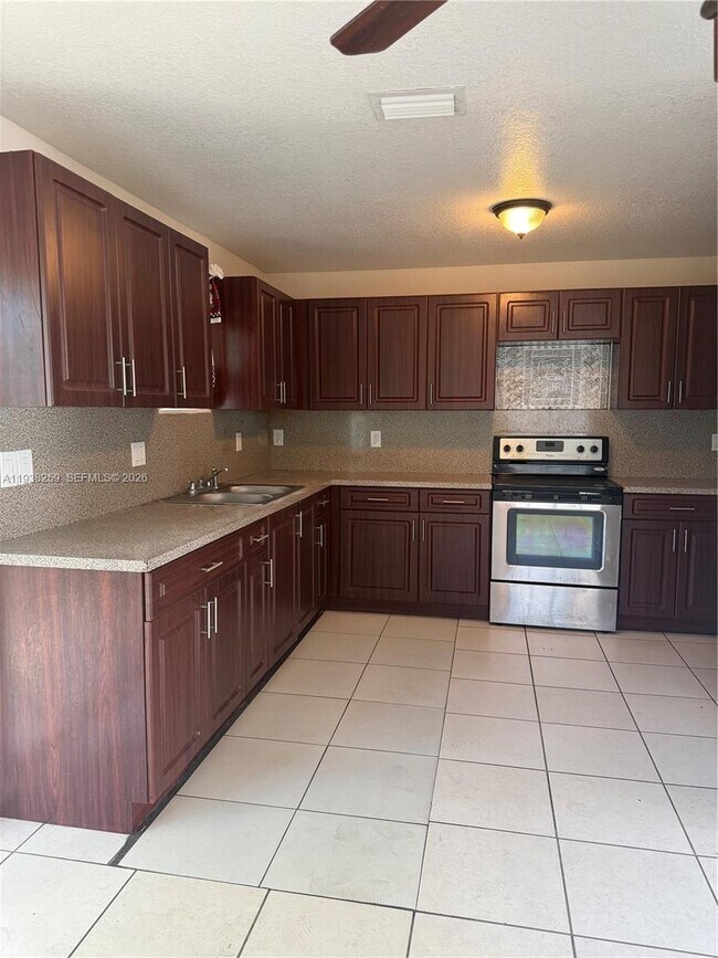 Foto del edificio - 1330 NW 7th Ct