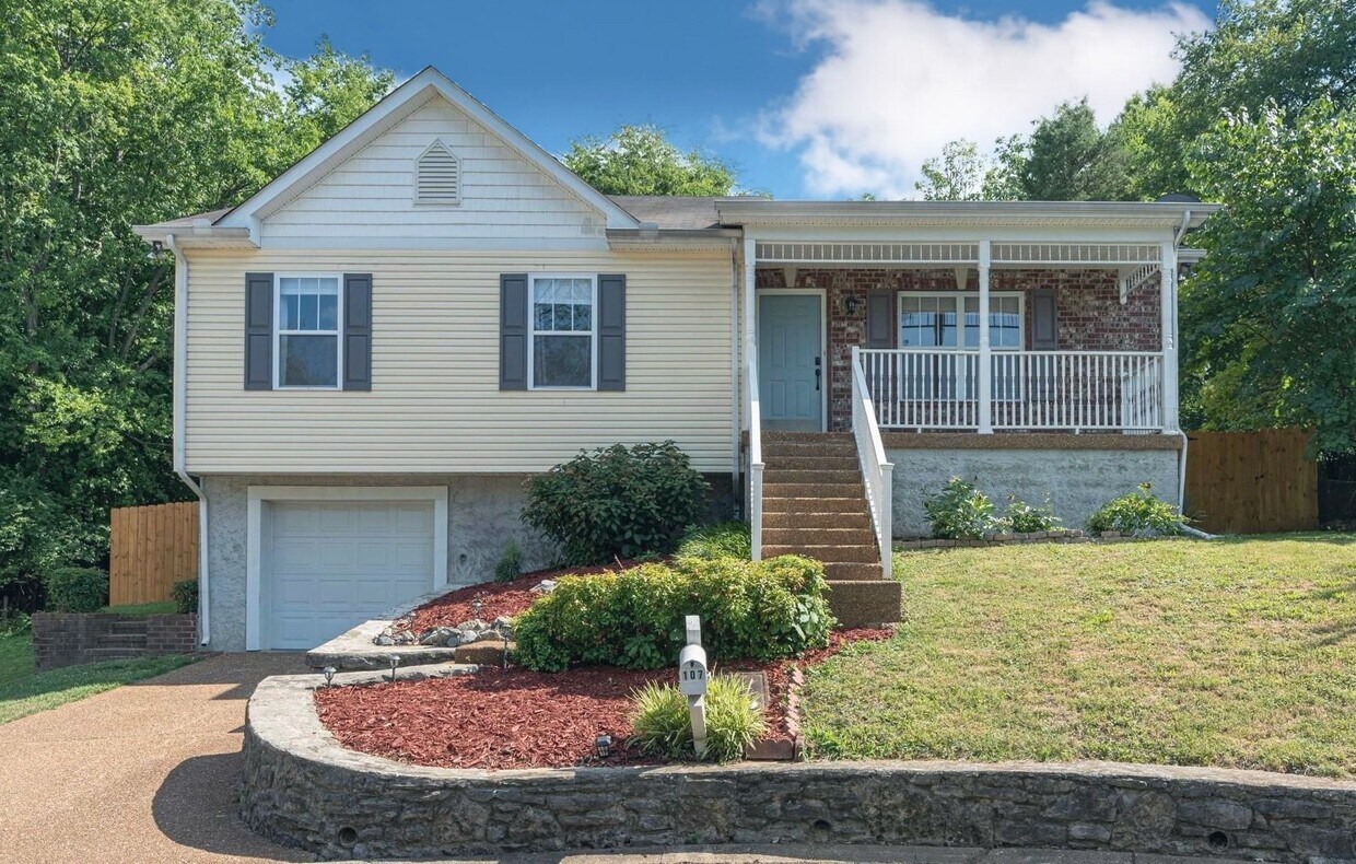 Primary Photo - 107 Aintree Ct