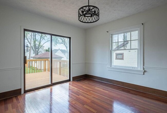 Building Photo - Beautifully remodeled 3-bedroom, 2-bath ho...