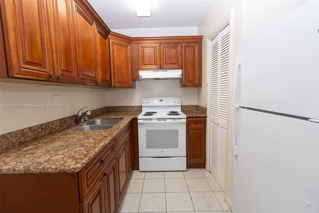 Foto del edificio - 8900 NW 38th Dr