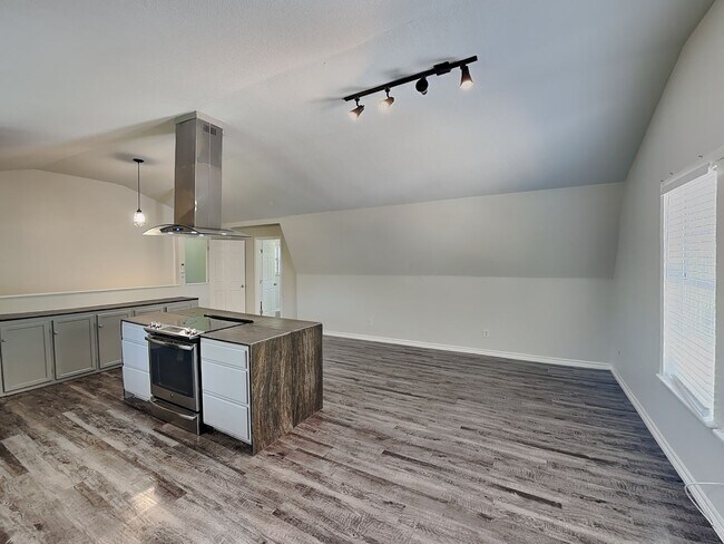Foto del edificio - Private Back Unit Living with a Touch of Country Charm!