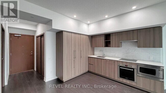 Building Photo - 19 Bathurst St