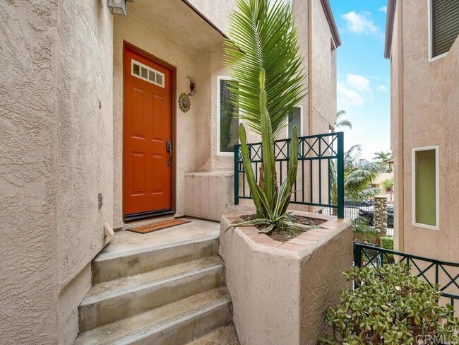 Building Photo - Amazing Bankers Hill 3 bed/ 3 bath Townhom...