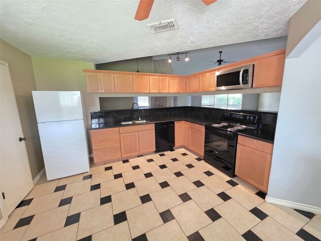 Building Photo - 8607 Knoll Forest Dr