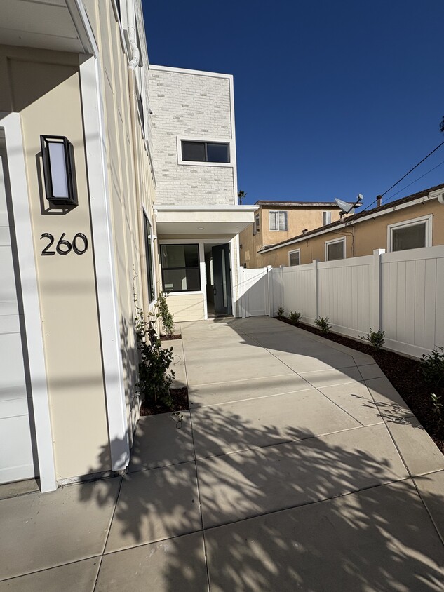 Primary Photo - 260 Donax Ave