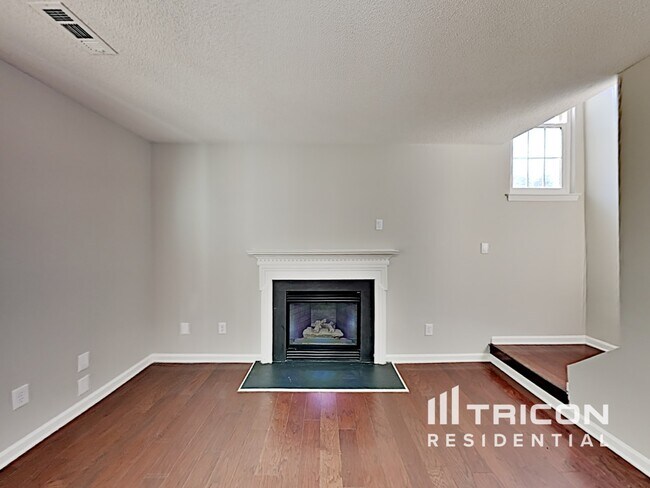 Foto del edificio - 701 Barbee Farm Dr