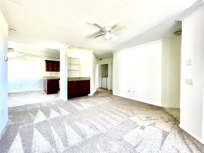 Building Photo - Updated Lower Level Condo in gated Vista W...