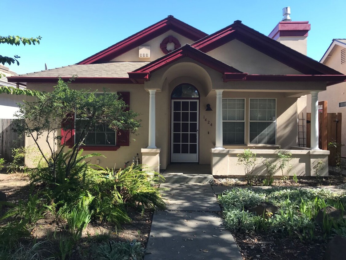 Foto principal - West Davis three bedroom available for Nov...