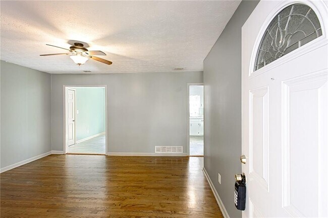 Building Photo - 4979 Paris Ave