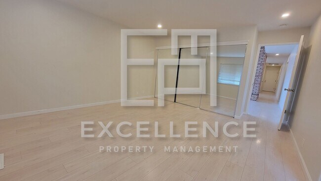 Building Photo - 3/2 Duplex That Feels Like A House, 2 Car ...