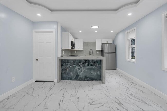 Building Photo - 458 High St