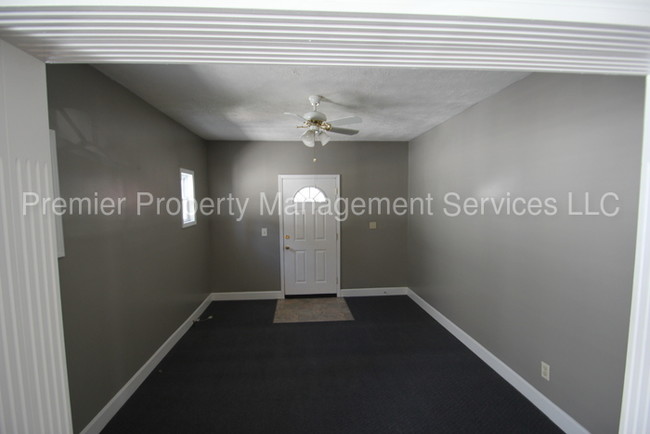 Building Photo - 2 bedroom close to UofL Campus