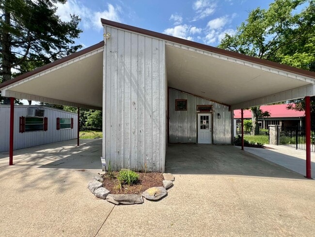 Building Photo - Cabin Style Home on Equestrian Farm *Priva...