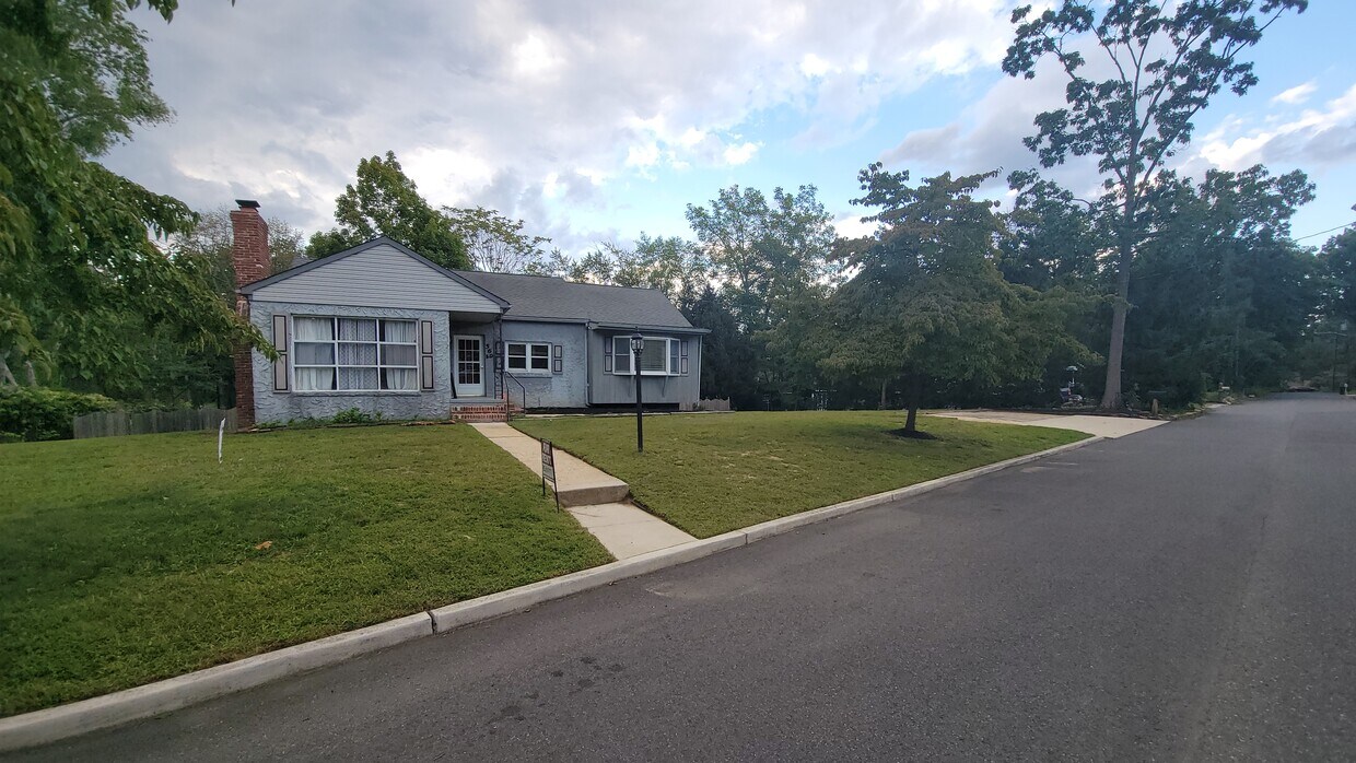 Foto principal - 569 Lakeside Ave