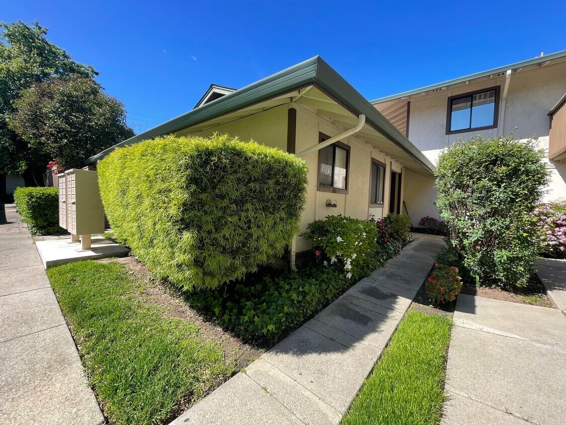 Foto principal - Beautiful Condo in Gated Community