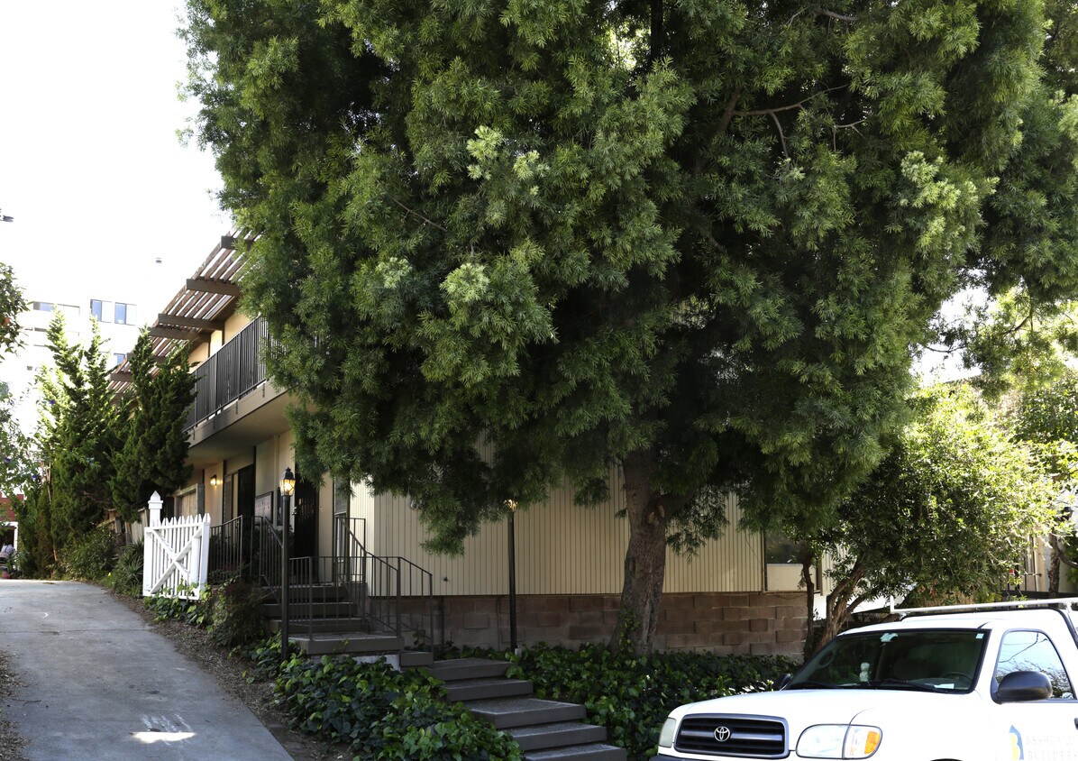 Building Photo - 654 Vernon