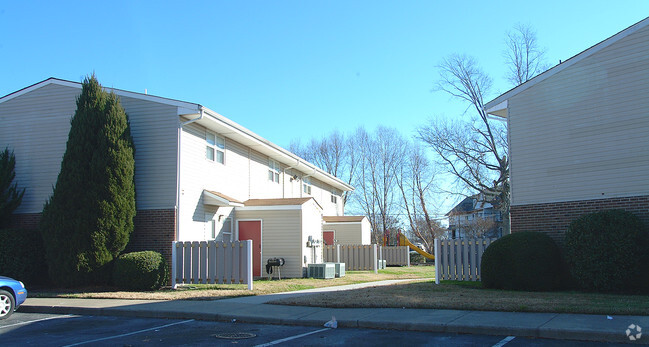 Building Photo - Canterbury Crossing