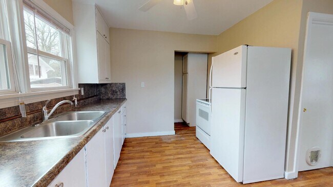 Foto del edificio - 2 Bedroom, 1 Bathroom Home in Hoisington, KS