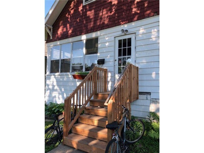 Building Photo - Huge 5 Bedroom Como House for Sept 2026!