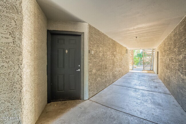 Foto del edificio - 2025 E Campbell Ave