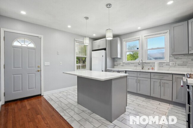 Foto del edificio - Charming 4BR Duplex in Dorchester