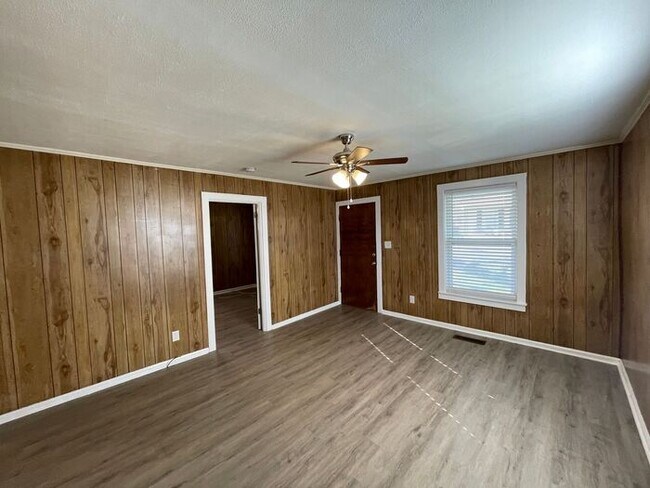Building Photo - 1 bedroom 1 bath house